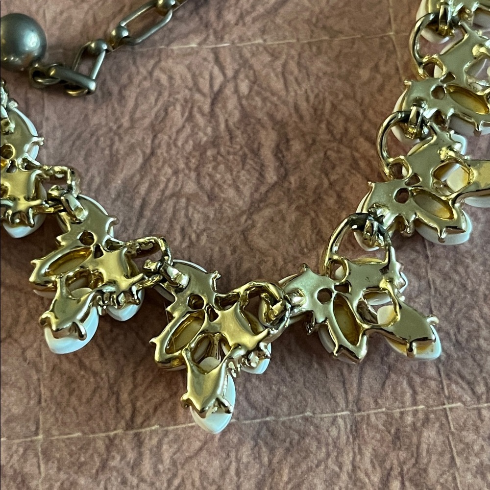 Vintage Kramer white thermoset draping leaves choker and clip ear climber set - Picture 12 of 13
